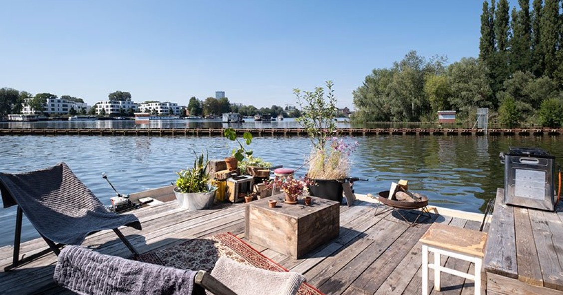 Una preciosa minicasa de madera construida a mano sobre las aguas en Berlín
