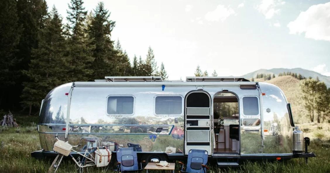 Una minicasa sobre ruedas reformada para una escapada tras el coronavirus