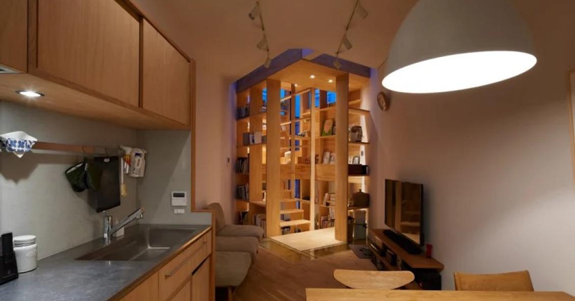 Una casa superestrecha en Japón que gana espacio gracias a su escalera
