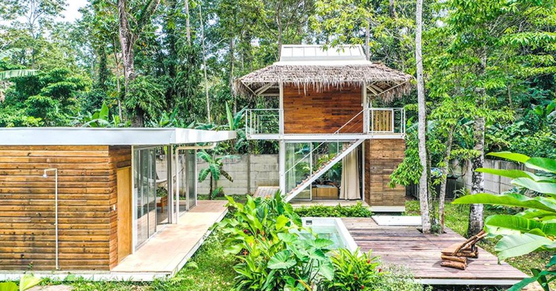 Una casa prefabricada de madera y acero en plena selva de Costa Rica