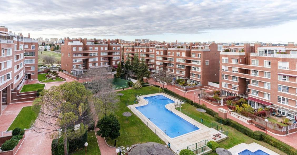 Las piscinas comunitarias no cumplen los requisitos para abrir, según los administradores de fincas