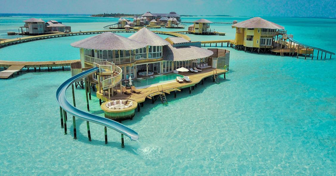 Una villa de ultralujo sobre las aguas cristalinas de las Maldivas