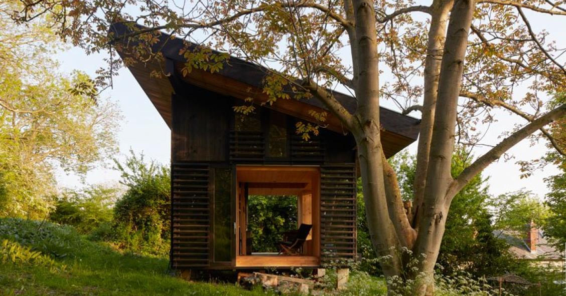 Una minicasa de madera hecha para vivir en medio del campo o del jardín