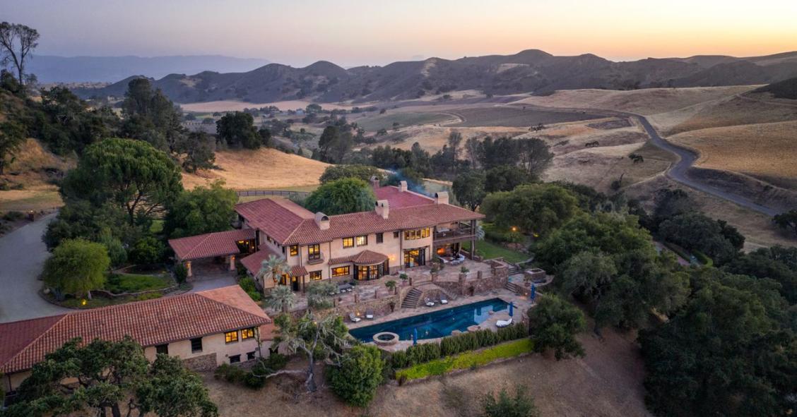 Una mansión estilo colonial en un extenso rancho de California