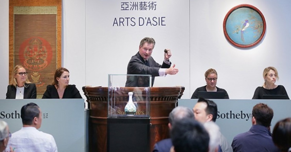 Un jarrón chino descubierto en un ático de París se vende en Sotheby's por 16 millones