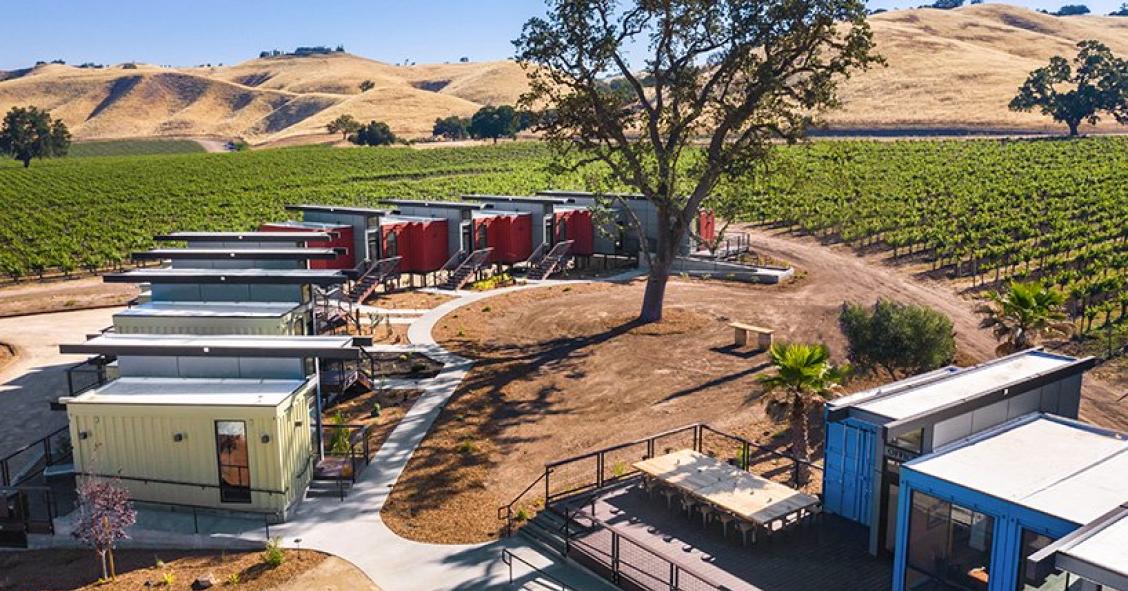 Un hotel ecológico hecho con contenedores de transporte en medio de unos viñedos en California