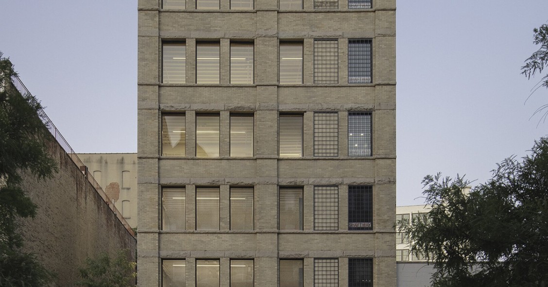 Una histórica fábrica de Brooklyn resurge como unas modernas oficinas con espacios para los artistas