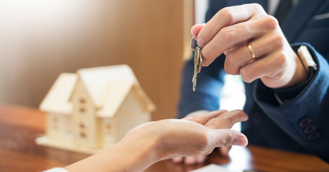 Registradores: las hipotecas para viviendas caen de forma más moderada (-11%) en junio