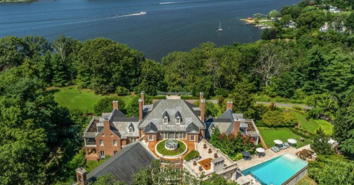 La mansión de un millonario americano que tiene pasadizos secretos y una iglesia con historia