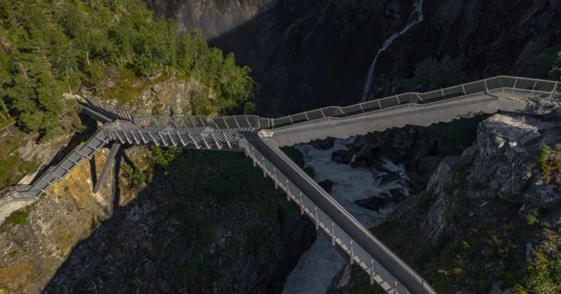 Un puente escalonado de infarto: cruza una cascada noruega en el mayor parque natural del país