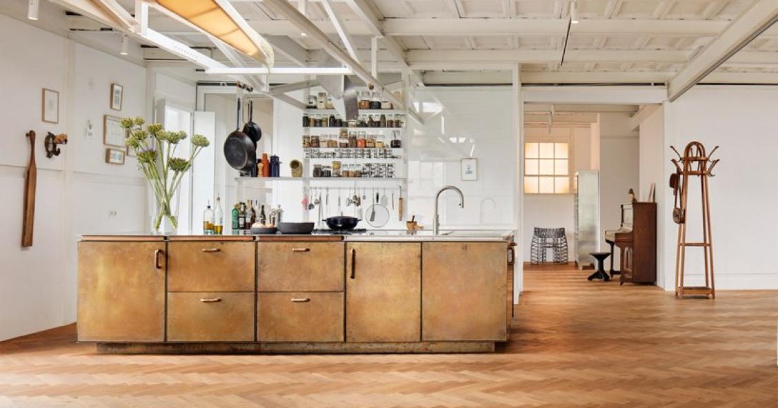 Una antigua fábrica industrial reconvertida en vivienda de lujo y estudio de diseño