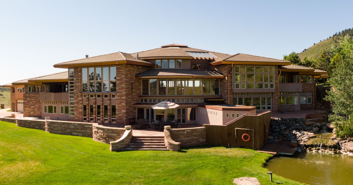 Una enorme mansión en Colorado con una piscina en medio del recibidor