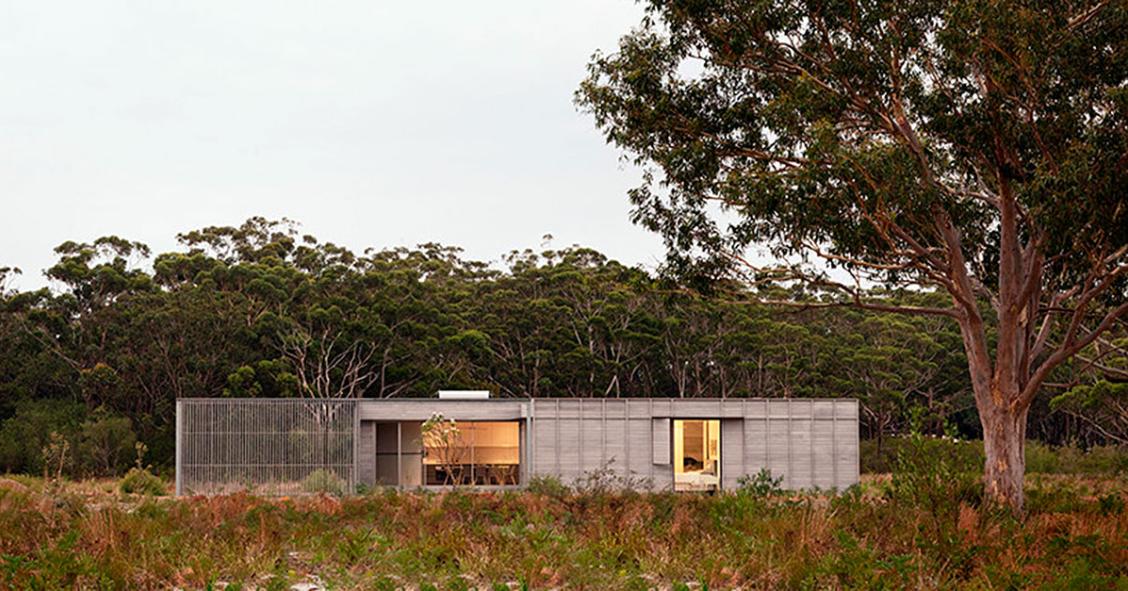 Una sencilla casa prefabricada de madera aislada en una zona rural de Australia