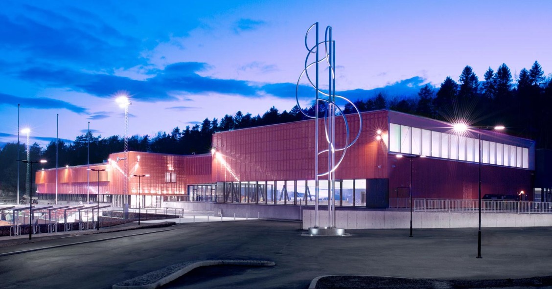 Un centro deportivo ecológico construido en un bosque sobre el fiordo de Oslo