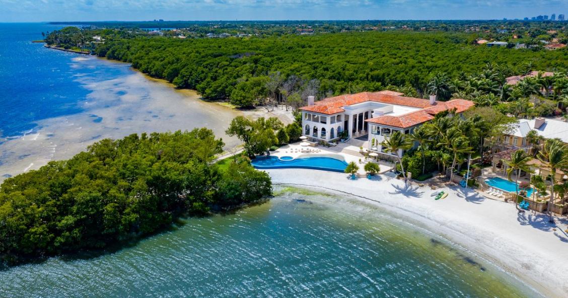 Esta enorme mansión frente a una playa privada en la costa de Miami se vende por 30 millones