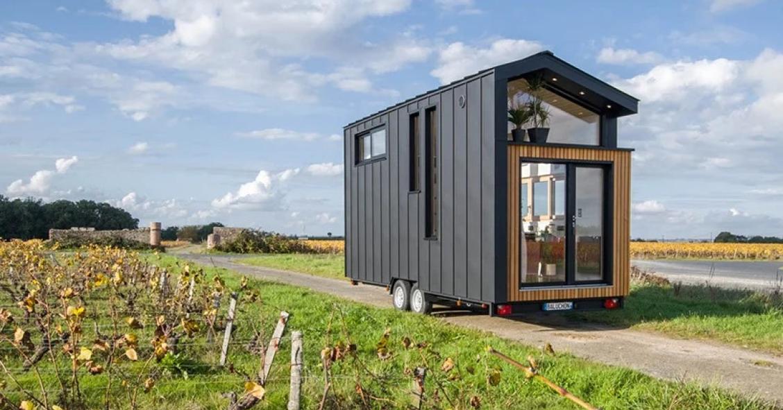 Un nuevo diseño de minicasa sobre ruedas personalizado en madera y aluminio negro