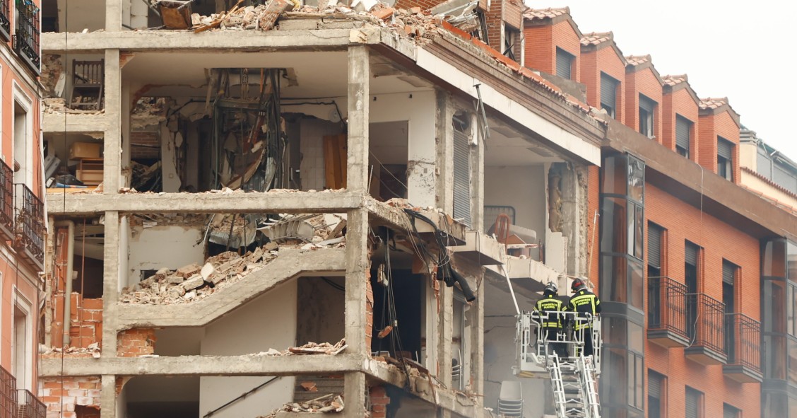 Una fuerte explosión sacude el centro de Madrid con el derrumbe de un edificio (Vídeo+Fotos)