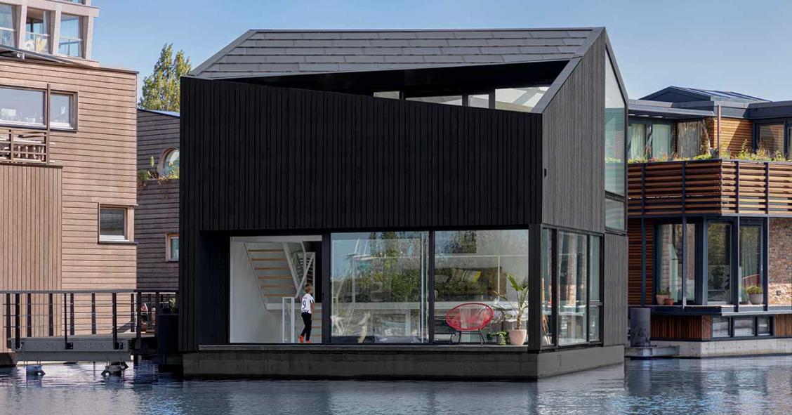 Una de las privilegiadas casas del Schoonschip, el pueblo flotante y sostenible de Ámsterdam