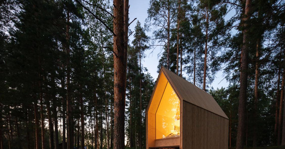 Una espectacular minicabaña de madera con forma de iglesia a orillas del mayor lago de Finlandia 