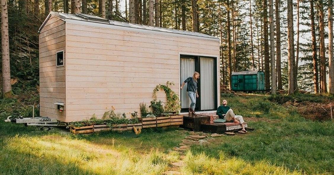 Una pequeña cabaña prefabricada de madera portátil para llevar tu casa a cualquier parte