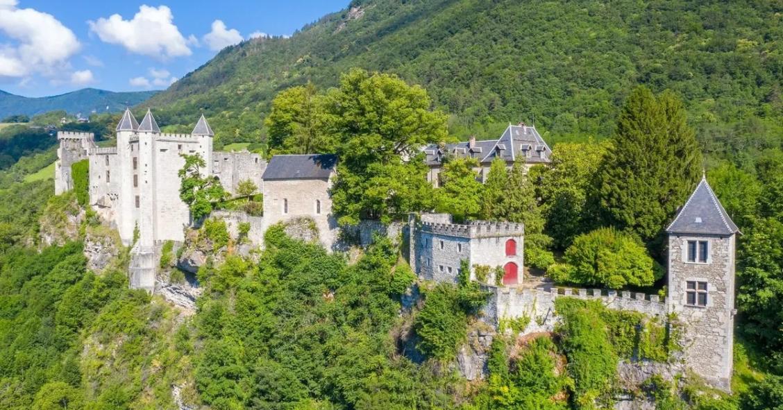 De fortaleza del siglo IX a castillo privado: así es esta imponente propiedad francesa