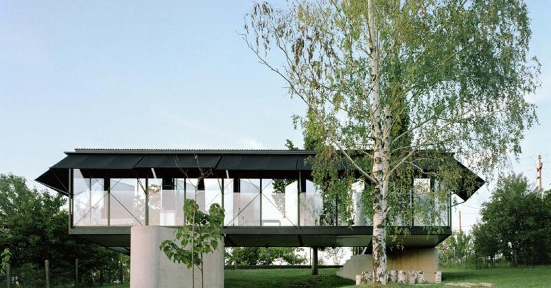 Una casa de cristal de estilo moderno a las afueras de Belgrado