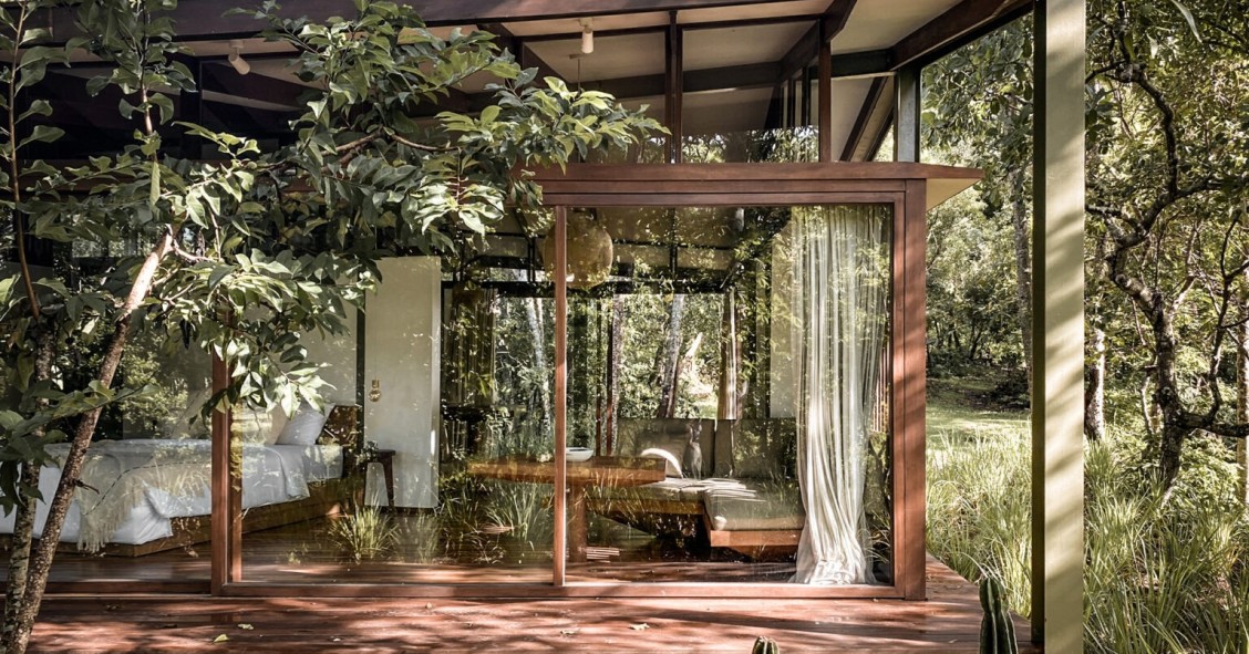 Una casa prefabricada construida con cartones reciclados y perdida en un entorno paradisíaco