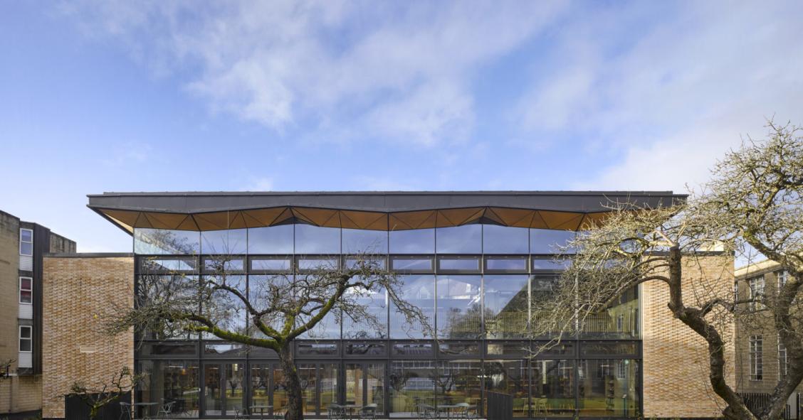 Una original biblioteca de diseño 'escondida' dentro de un internado británico