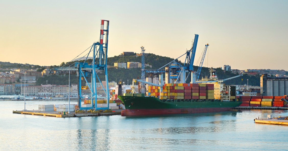 Fraude millonario: una multinacional paga 30 millones por un cargamento de cobre y recibe rocas pintadas en su lugar