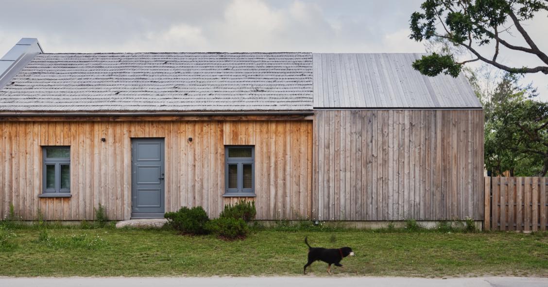 Una casa prefabricada de estilo nórdico en Letonia con un impresionante jardín privado