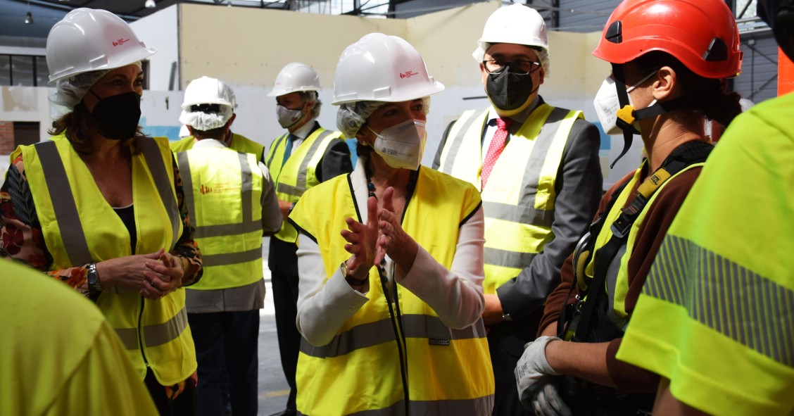 La ministra de Educación, Isabel Celaá, durante su visita a las instalaciones a un centro de formación