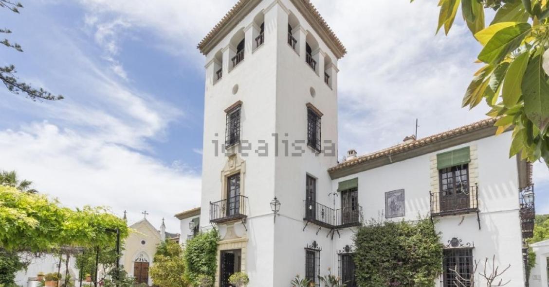 A la venta un espectacular caserón del siglo XV en Granada con capilla, jardines árabes y vistas a un valle