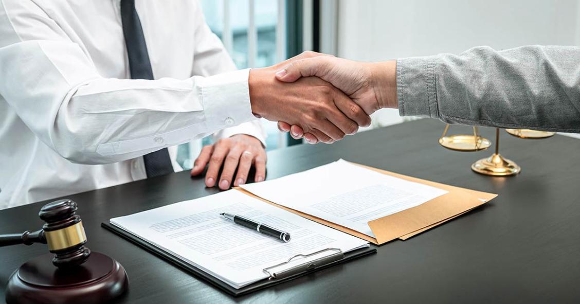Los notarios 'firman' más hipotecas que las que luego dan los bancos: te explicamos por qué