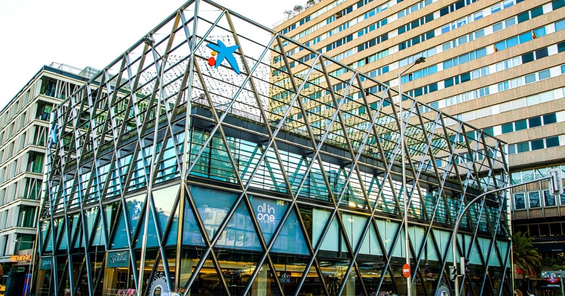 CaixaBank inaugura su mayor sucursal de España en el edificio Axis de Madrid