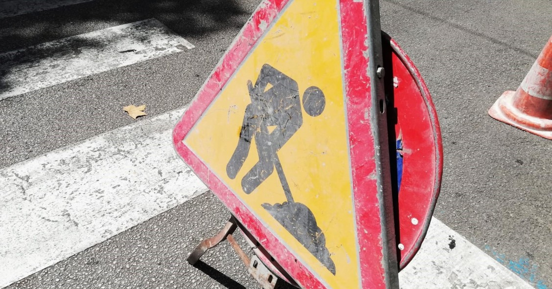 Archivo - Una señal de tráfico advirtiendo de la presencia de una obra