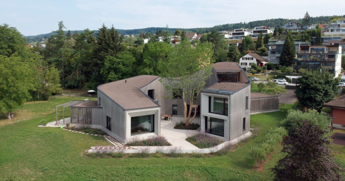 Una espectacular casa prefabricada inspirada en la geometría a orillas de un lago en los Alpes