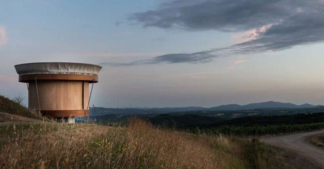 Una cabaña prefabricada y compacta para escapar de la ciudad entre los viñedos de la Toscana