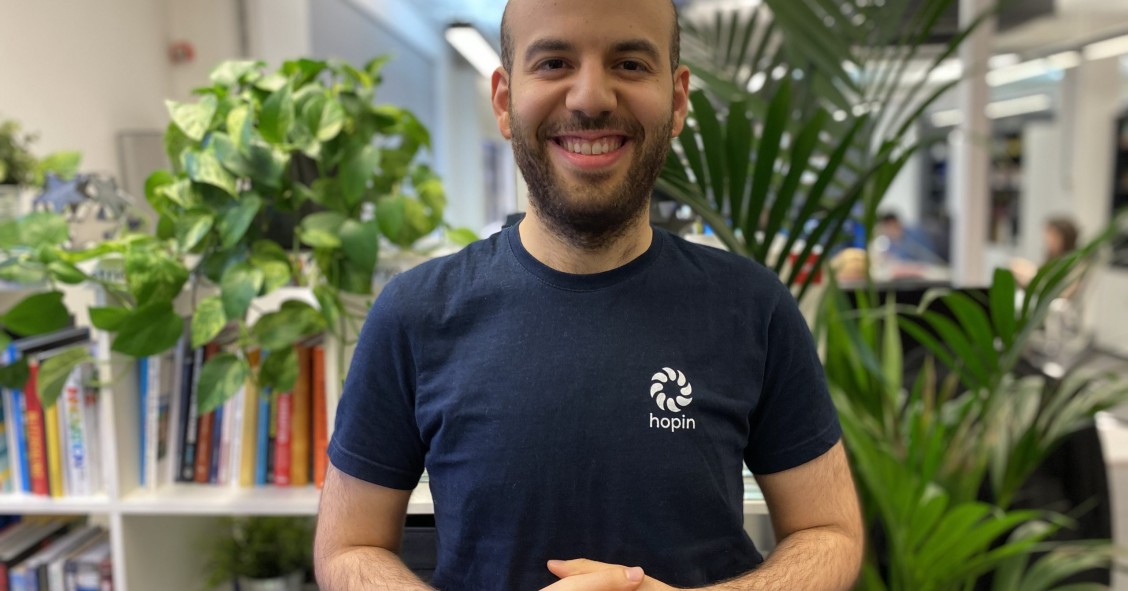 Cómo un joven de 27 años que vive en España está entre los más ricos del mundo tras una reacción alérgica 