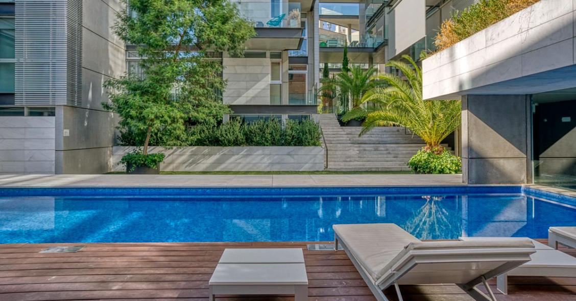 Comprar un piso con piscina sale más caro: casi un 60% en Barcelona o un 6,8% en Madrid