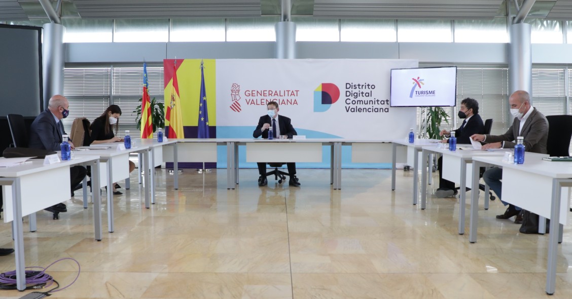 Ximo Puig preside una reunión en Distrito Digital