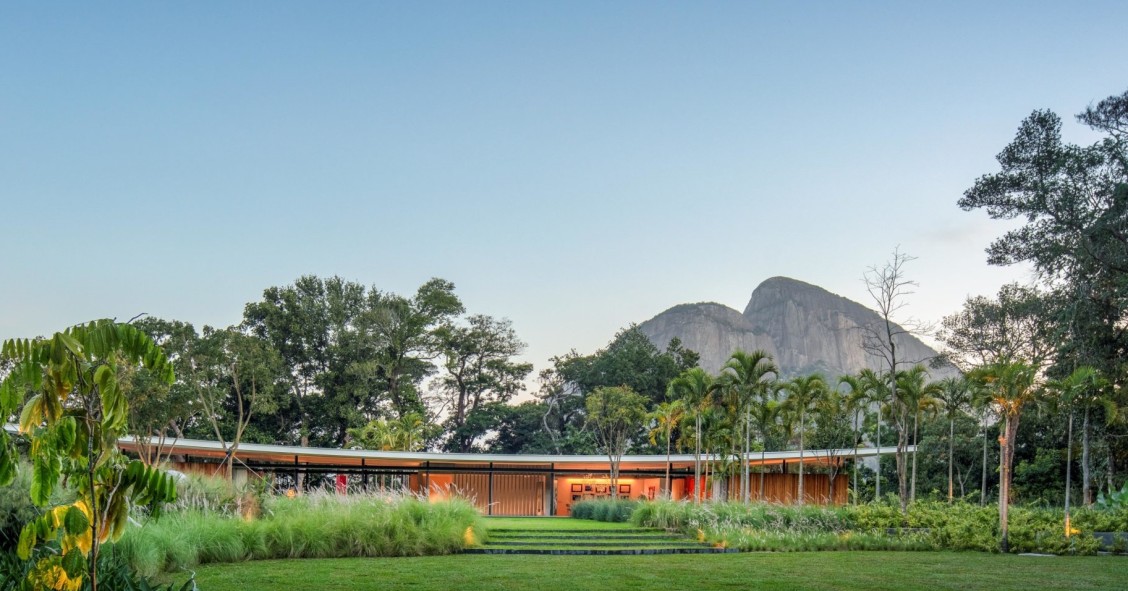Una espectacular casa en Brasil con un diseño inspirado en las alas de las aves