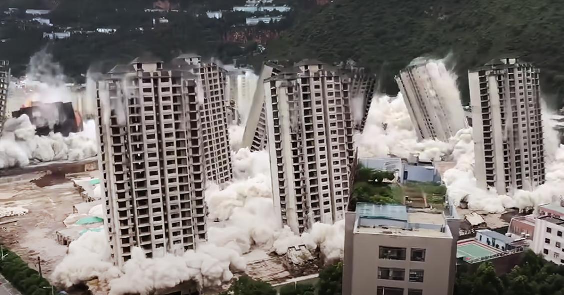 La espectacular demolición de 15 edificios inacabados muestra la magnitud de la burbuja inmobiliaria en China
