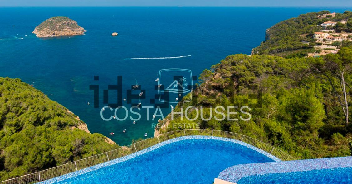 Una mansión que parece un castillo en los acantilados de Jávea (Alicante) y con licencia para helipuerto