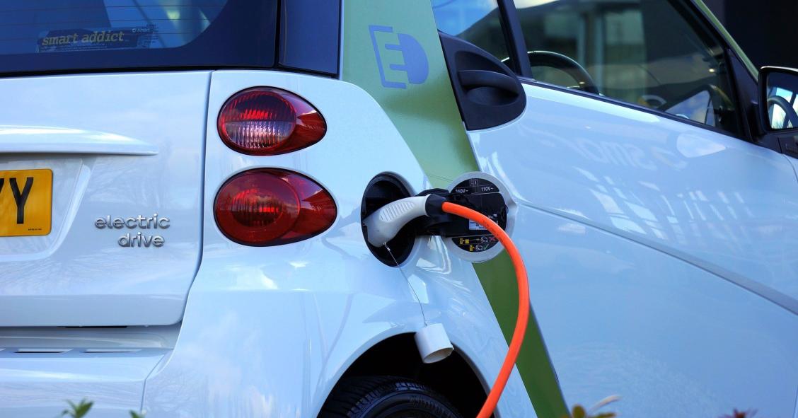 Coches eléctricos cargados con placas solares