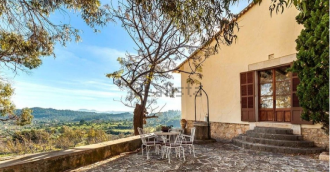 A la venta una finca señorial en Mallorca que incluye varias casas, capilla, bodega y un monte privado