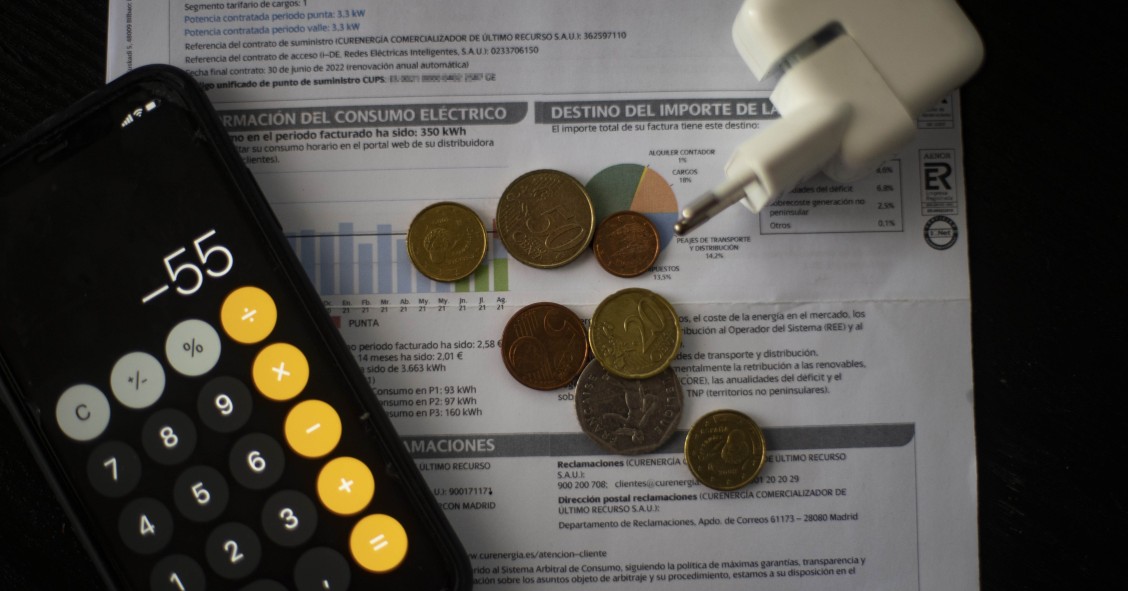 La OCU advierte que el recibo medio de la luz de octubre superará los 100 euros