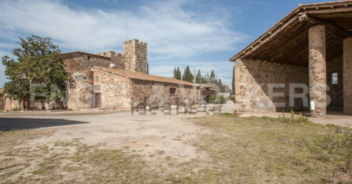 En venta un castillo fortificado del S.XII con campos de golf cerca de Barcelona por 5 millones