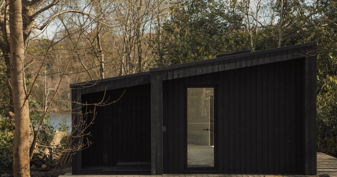 Un club de vacaciones formado por cabañas prefabricadas y sostenibles en un entorno natural