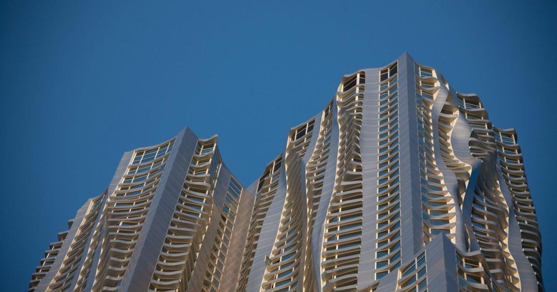 La torre de apartamentos diseñada por Frank Gehry en Manhattan, en venta por 735 millones