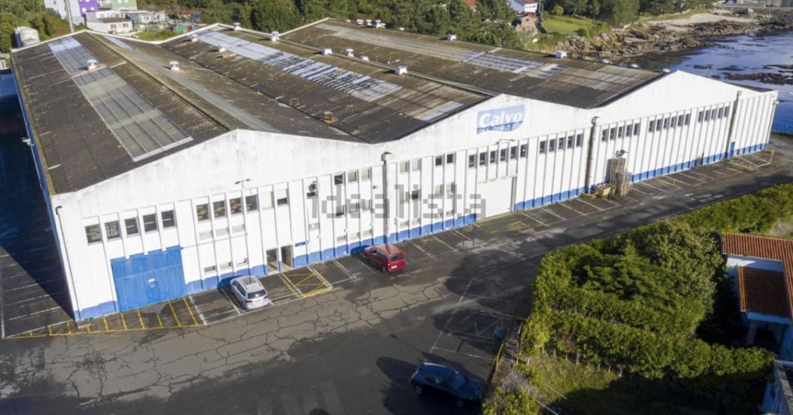 Sale a subasta por un millón de euros la antigua fábrica de conservas Calvo en Muros (A Coruña)